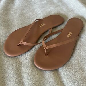 TKEES women’s flip flops